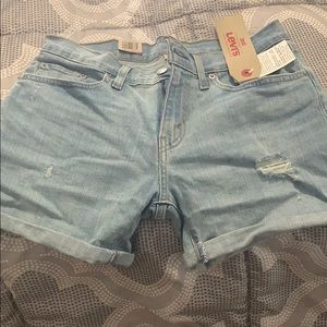 Levi’s mid length short